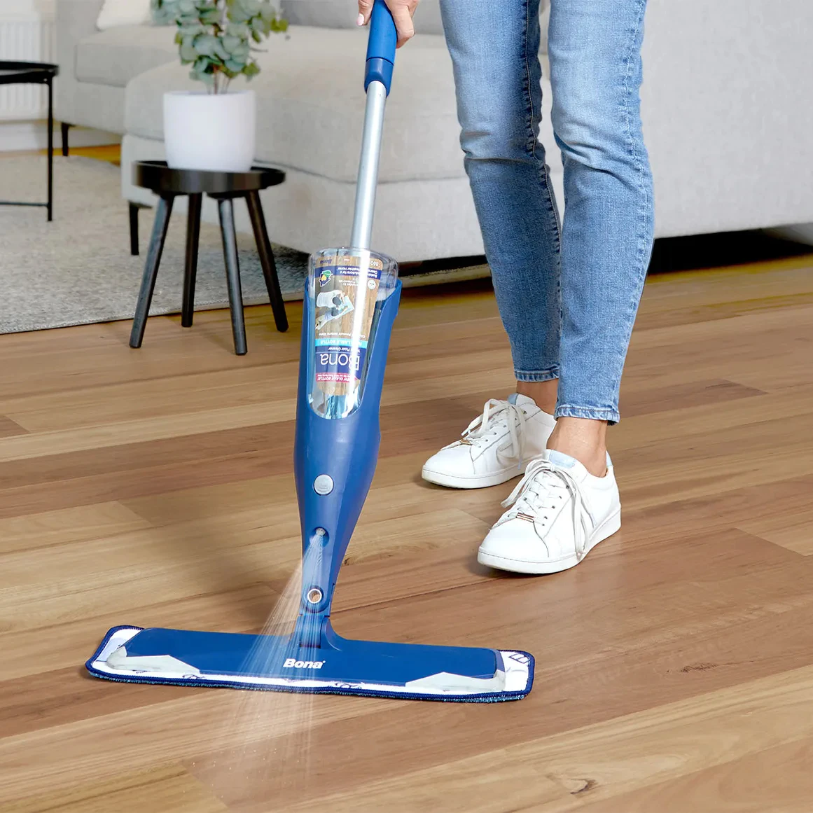 Detergentul concentrat Bona Cleaner oferă curățare profesională pentru pardoseli din lemn finisat și plută, cu formulă alcalină care protejează finisajele delicate.

Caracteristici produs:
• Concentrație economică: o sticlă de 5L preparează până la 500L soluție de curățare
• Compatibil cu mașini automate și curățare manuală prin spumare redusă controlată
• Valoare pH 11 controlată care degresează eficient fără deteriorarea lemnului
• Adecvat pentru suprafețe mixte: lemn, plută, PVC, vinil și piatră
• Depozitare stabilă 2 ani la temperaturi între +5°C și +25°C

Fisa tehnica: Detergent concentrat pentru lemn și plută, 5 L, Bona Cleaner