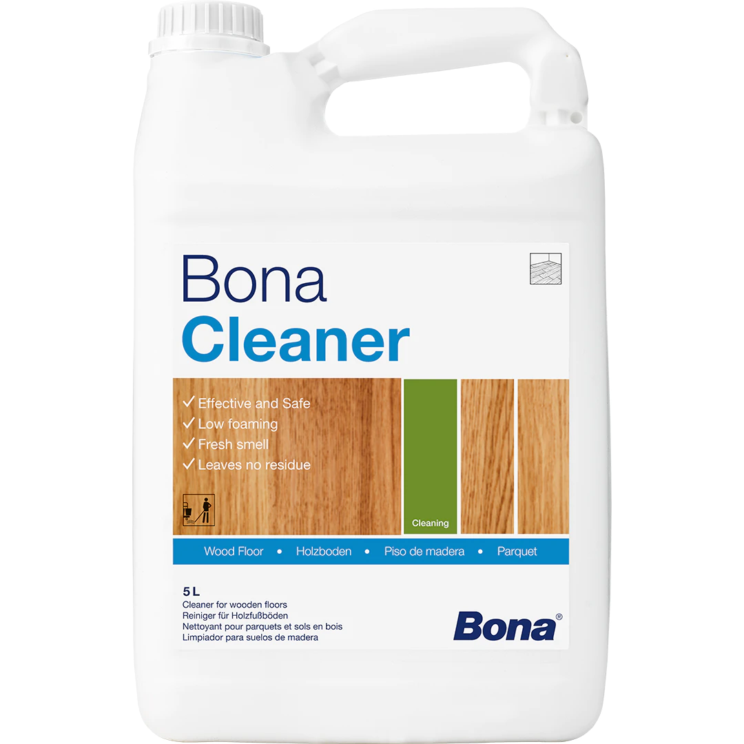 Detergentul concentrat Bona Cleaner oferă curățare profesională pentru pardoseli din lemn finisat și plută, cu formulă alcalină care protejează finisajele delicate.

Caracteristici produs:
• Concentrație economică: o sticlă de 5L preparează până la 500L soluție de curățare
• Compatibil cu mașini automate și curățare manuală prin spumare redusă controlată
• Valoare pH 11 controlată care degresează eficient fără deteriorarea lemnului
• Adecvat pentru suprafețe mixte: lemn, plută, PVC, vinil și piatră
• Depozitare stabilă 2 ani la temperaturi între +5°C și +25°C

Fisa tehnica: <a href="https://parchetpeviata.ro/wp-content/uploads/2023/08/fisa-tehnica-bona-cleaner-ro.pdf">Detergent concentrat pentru lemn și plută, 5 L, Bona Cleaner</a>