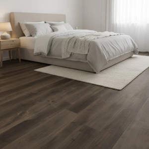 Parchetul din lemn triplu stratificat arțar antichizat Maple Carob oferă aspectul rustic al lemnului vechi cu stabilitatea tehnologiei moderne Kahrs. Textura periată și nuanțele de cafeniu cu gri sepia transformă orice spațiu.

Caracteristici produs:
• Stratul de uzură 3,5 mm permite renovări prin șlefuire ca parchetul masiv
• Compatibil cu încălzirea în pardoseală până la 27°C suprafață
• Sistem click Woodloc 5G pentru montaj rapid fără adeziv
• Finisaj ulei natural care nu necesită cerare periodică
• Garanție 30 ani rezidențial, 15 ani comercial