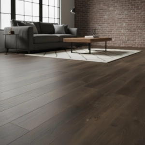 Parchetul din lemn triplu stratificat arțar antichizat Maple Carob oferă aspectul rustic al lemnului vechi cu stabilitatea tehnologiei moderne Kahrs. Textura periată și nuanțele de cafeniu cu gri sepia transformă orice spațiu.

Caracteristici produs:
• Stratul de uzură 3,5 mm permite renovări prin șlefuire ca parchetul masiv
• Compatibil cu încălzirea în pardoseală până la 27°C suprafață
• Sistem click Woodloc 5G pentru montaj rapid fără adeziv
• Finisaj ulei natural care nu necesită cerare periodică
• Garanție 30 ani rezidențial, 15 ani comercial