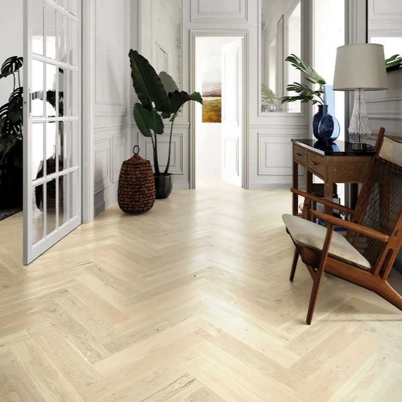 Parchetul triplustratificat albit Stejar Bianco 130x725x14 mm de la BarlineK, cu finisaj periat și lac mat, aduce luminozitate camerei prin nuanța albită și textura naturală a stejarului.

Caracteristici produs:
• Model Herringbone în spic cu microteșitură pe 4 laturi pentru profunzime vizuală
• Compatible cu încălzirea în pardoseală pe apă, electrică sau infraroșu
• Sistem de îmbinare Barclick și Optilock pentru montaj rapid și precis
• Duritate de 37 kG/mm² pentru rezistență la uzura cotidiană
• Selecție premium cu puține noduri pentru aspect curat și omogen