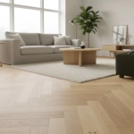 Parchetul triplu stratificat Stejar Caramel cu aspect natural periat, Classico Line Barlinek, 130x725x14 mm, combină stabilitatea construcției multicortex cu frumusețea naturală a lemnului, fiind compatibil cu încălzirea prin pardoseală.

Caracteristici produs:
• Finisaj periat ce evidențiază textura naturală a fibrelor de stejar
• Construcție din trei straturi perpendiculare pentru stabilitate dimensională superioară
• Compatibilitate certificată cu sistemele de încălzire prin pardoseală
• Comportament stabil în condițiile climatice din România
• Montaj herringbone pentru iluzia de spațiu amplificat