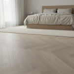 Parchetul triplu stratificat din stejar gri deschis cu noduri discrete, model Herringbone 130x725x14 mm, compatibil cu încălzirea prin pardoseală, finisaj cu lac mat pentru o atmosferă calmă.

Caracteristici produs:
• Model Herringbone pentru un aspect geometric sofisticat
• Stabilitate dimensională superioară prin construcția stratificată
• Finisaj periat cu lac mat care elimină reflexiile deranjante
• Compatibil cu toate sistemele de încălzire prin pardoseală
• Nuanță gri băițuit care amplifică vizual spațiul din încăpere