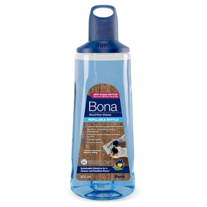 Cartuşul detergent parchet lăcuit Bona elimină praful și grăsimile fără să deterioreze finisajele din lemn, oferind curățare profesională cu pH neutru.

<strong>Caracteristici produs:</strong>
• Se instalează direct în sistemul Spray Mop prin simpla apăsare
• Capacitate de 850 ml acoperă aproximativ 200-250 metri pătrați
• Formula se usucă rapid fără să lase urme sau reziduuri
• Certificare GREENGUARD GOLD pentru siguranța familiei și animalelor
• Compatibil cu toate finisajele satinate și mate pentru lemn lăcuit