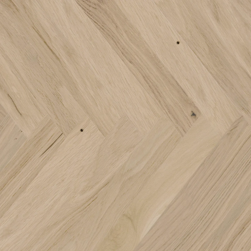 Parchetul triplu stratificat stejar crem-alb Oak Balos Herringbone 130x725x14 mm combină căldura lemnului natural cu stabilitatea structurală, compatibil cu încălzirea în pardoseală.

Caracteristici produs:
• Finisaj periat cu lac mat pentru textura naturală accentuată
• Montaj în model os de pește pentru eleganță clasică
• Rezistent la variații de umiditate și temperatură
• Noduri discrete care conferă caracter autentic lemnului
• Transfer uniform de căldură pentru confort termic optim