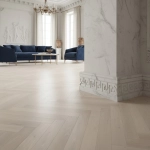 Parchetul de stejar triplustratificat alb-crem Oak Trivor Herringbone Barlinek, 130x725x14 mm, aduce luminozitate nordică în orice spațiu prin finisajul delicat mat și textura naturală de stejar selectat. Caracteristici produs: • Compatibil cu sistemele de încălzire prin pardoseală moderne • Tehnologie îmbinare Barclick și Optilock pentru montaj precis • Suprafață protejată cu lac mat rezistent la uzura zilnică • Selecție de stejar cu noduri reduse pentru aspect vizual curat • Dimensiuni echilibrate potrivite pentru spații compacte și ample Termeni de utilizare si intreținere parchet din lemn lacuit