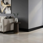 Plinta din polimer negru cu finisaj mat din Colectia Rubin, dimensiuni 80x12x2200 mm, asigură protecția pereților și creează contururi precise în designul interior contemporan.

Caracteristici produs:
• Finisaj mat care nu reflectă lumina deranjant
• Rezistentă la impact și umiditate pentru utilizare îndelungată
• Se potrivește cu pardoseli din parchet, laminat sau gresie
• Instalare simplă prin sistemul de fixare rapidă
• Profil drept de 80 mm înălțime pentru camere moderne