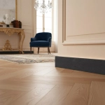 Plinta polimer neagră PPAM80-7405, 80x16x2200 mm, cu textură de lemn embosat, oferă finisaj modern și protecție superioară pentru pereți în orice interior.

Caracteristici produs:
• Textură embosată ce imită fibra lemnului natural
• Material polimer dur, rezistent la umiditate și lovituri
• Înălțime de 80 mm pentru impact vizual maxim
• Montaj simplu prin lipire directă sau cu cleme
• Compatibilă cu parchet, gresie și pardoseli din vinil